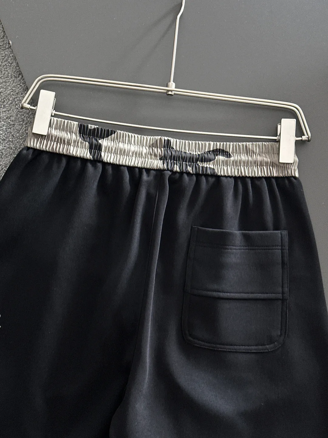 Balenciaga's three-standard complete 2026 summer New Arrival men's casual shorts, advanced custom-made Breathable fabric, Breathable fabric, extremely stretchy and comfortable, impeccable details, top-grade accessories, original logo design concept, delicate and soft feel! The upper body fit is awesome! Size: M-XXXL Please state your height and weight when ordering